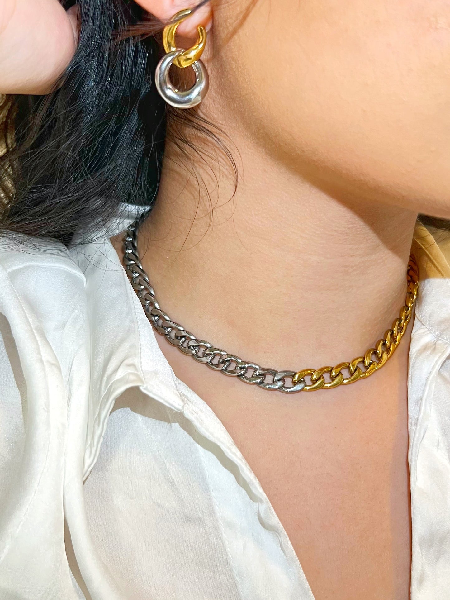 Samanta this beautiful silver and gold necklace adds touch of glamour and class to any outfit.