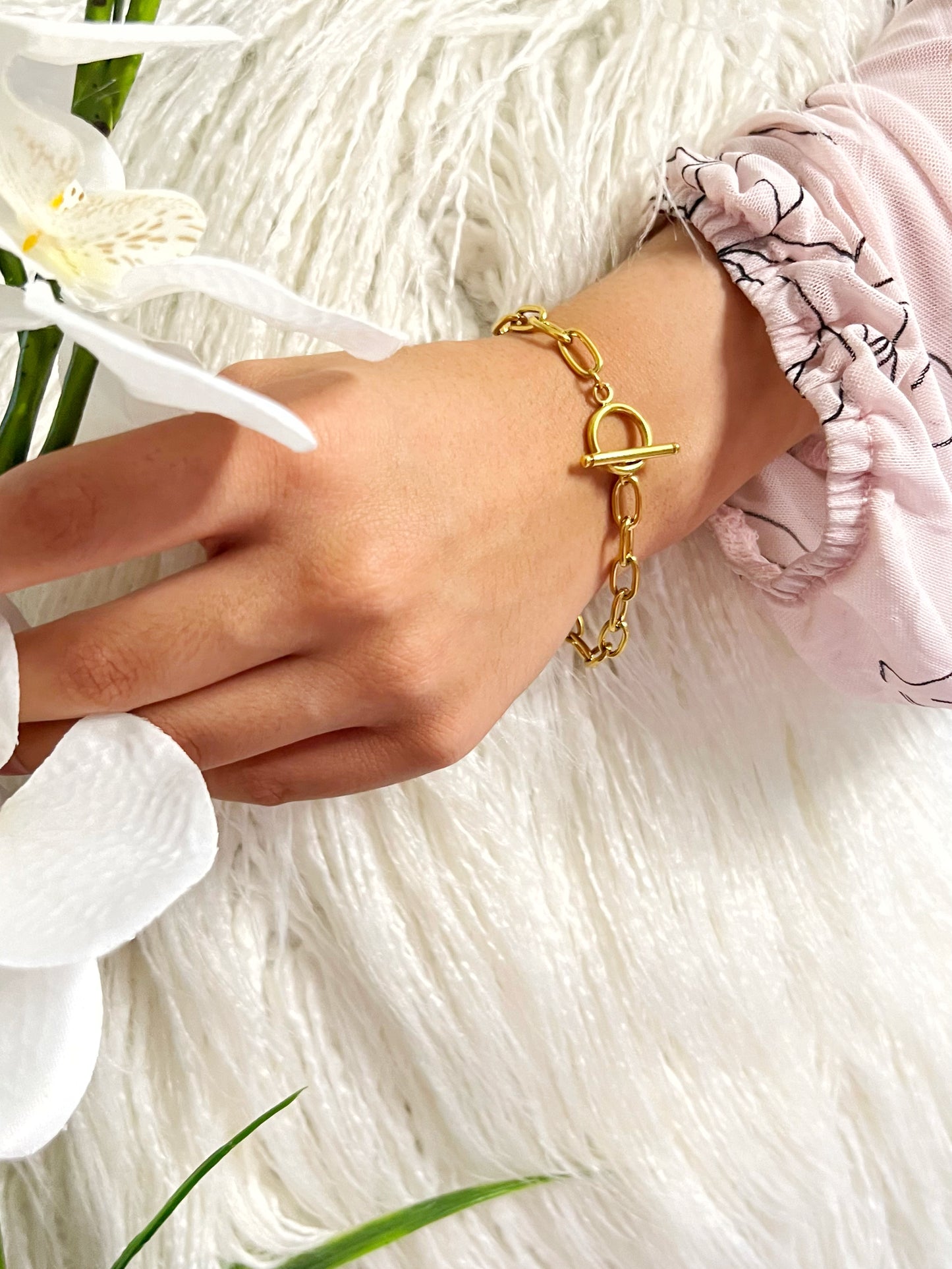 Victoria, our gold bracelet is both elegant and versatile, the perfect accessory for any outfit