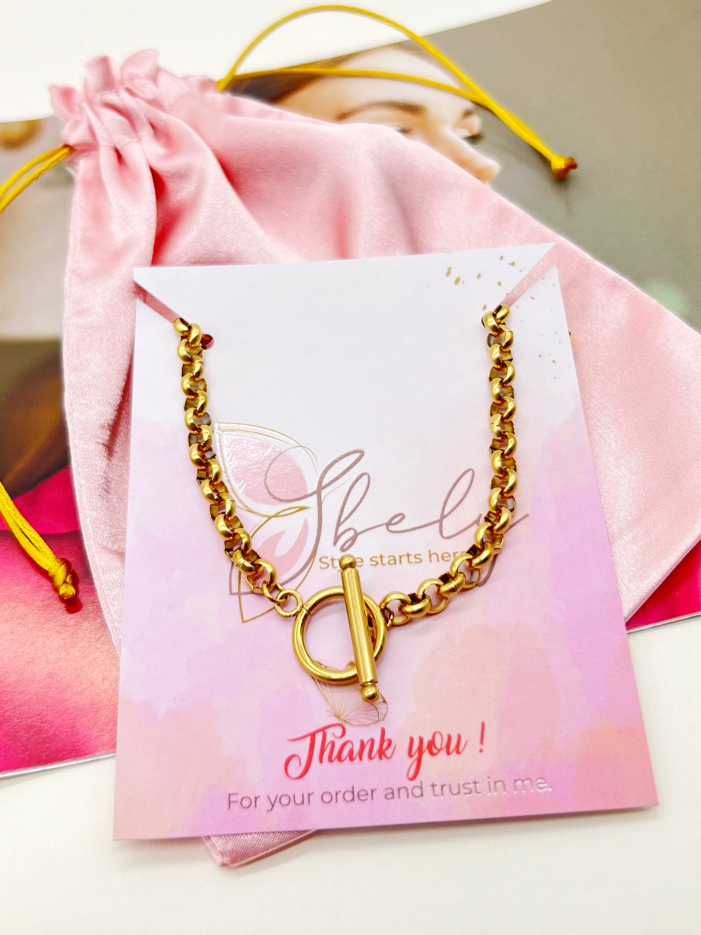 Victoria This choker necklace in gold plating features a minimalist yet elegant design that is perfect for you