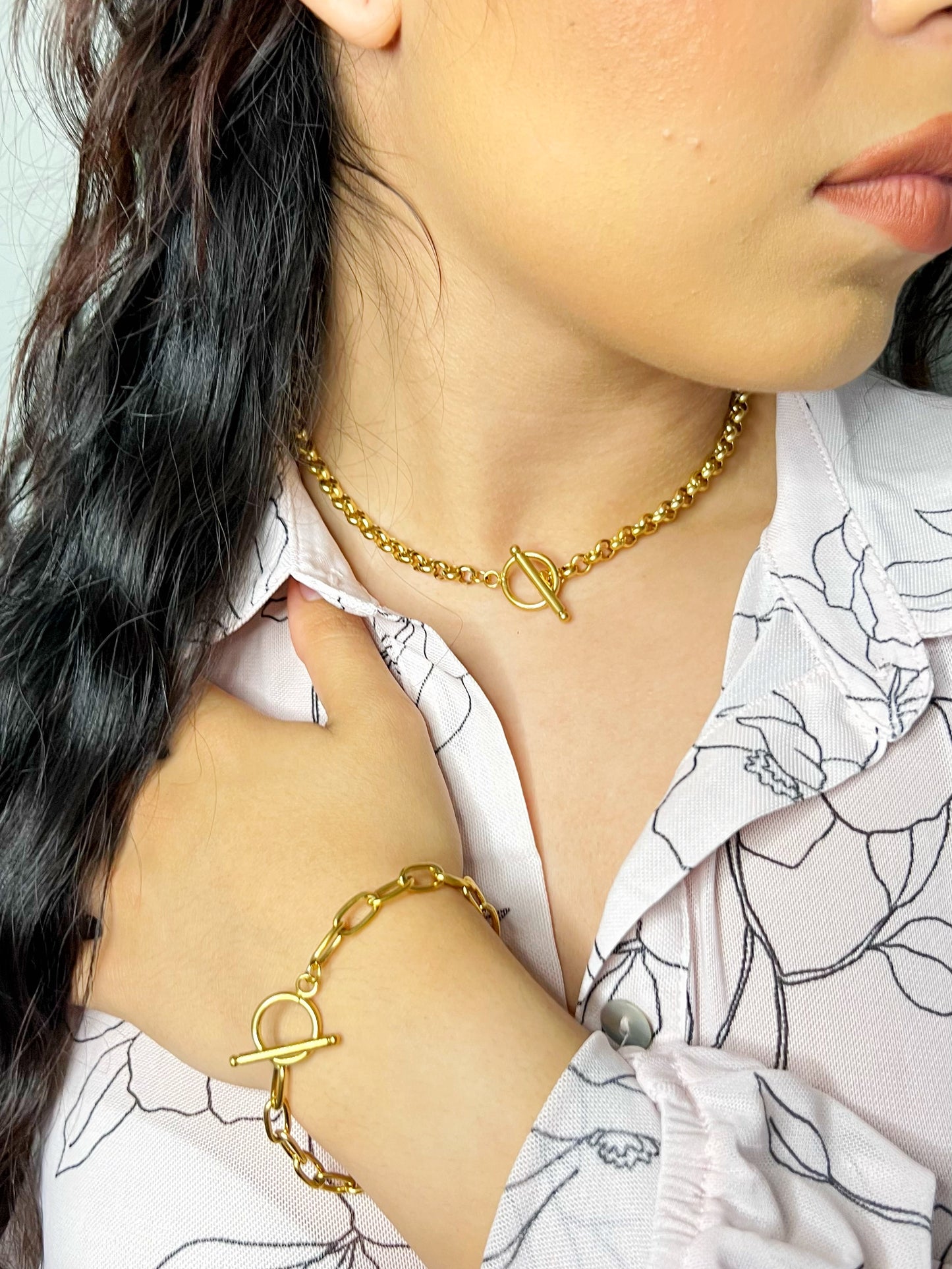 Victoria This choker necklace in gold plating features a minimalist yet elegant design that is perfect for you