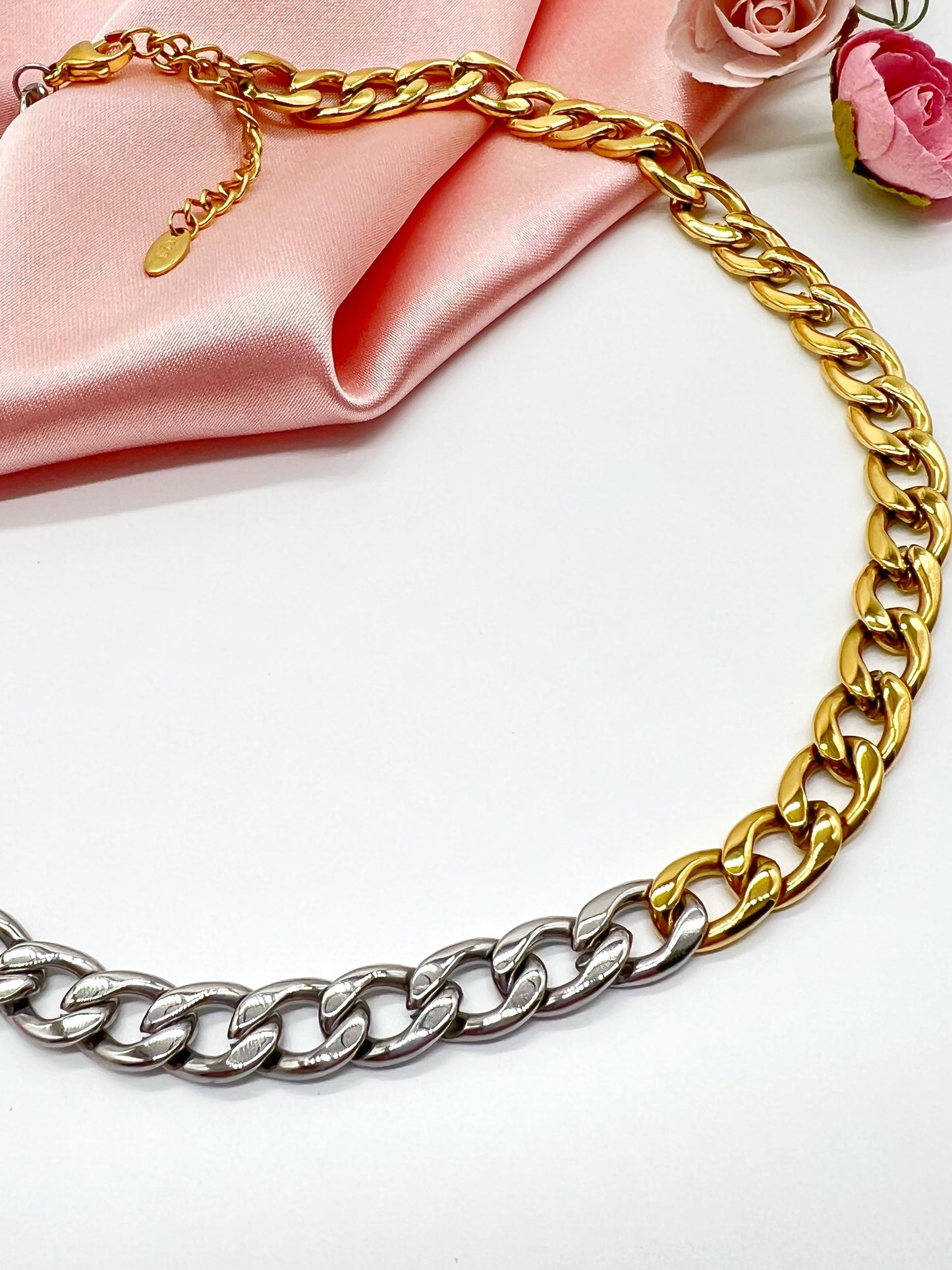 Samanta this beautiful silver and gold necklace adds touch of glamour and class to any outfit.