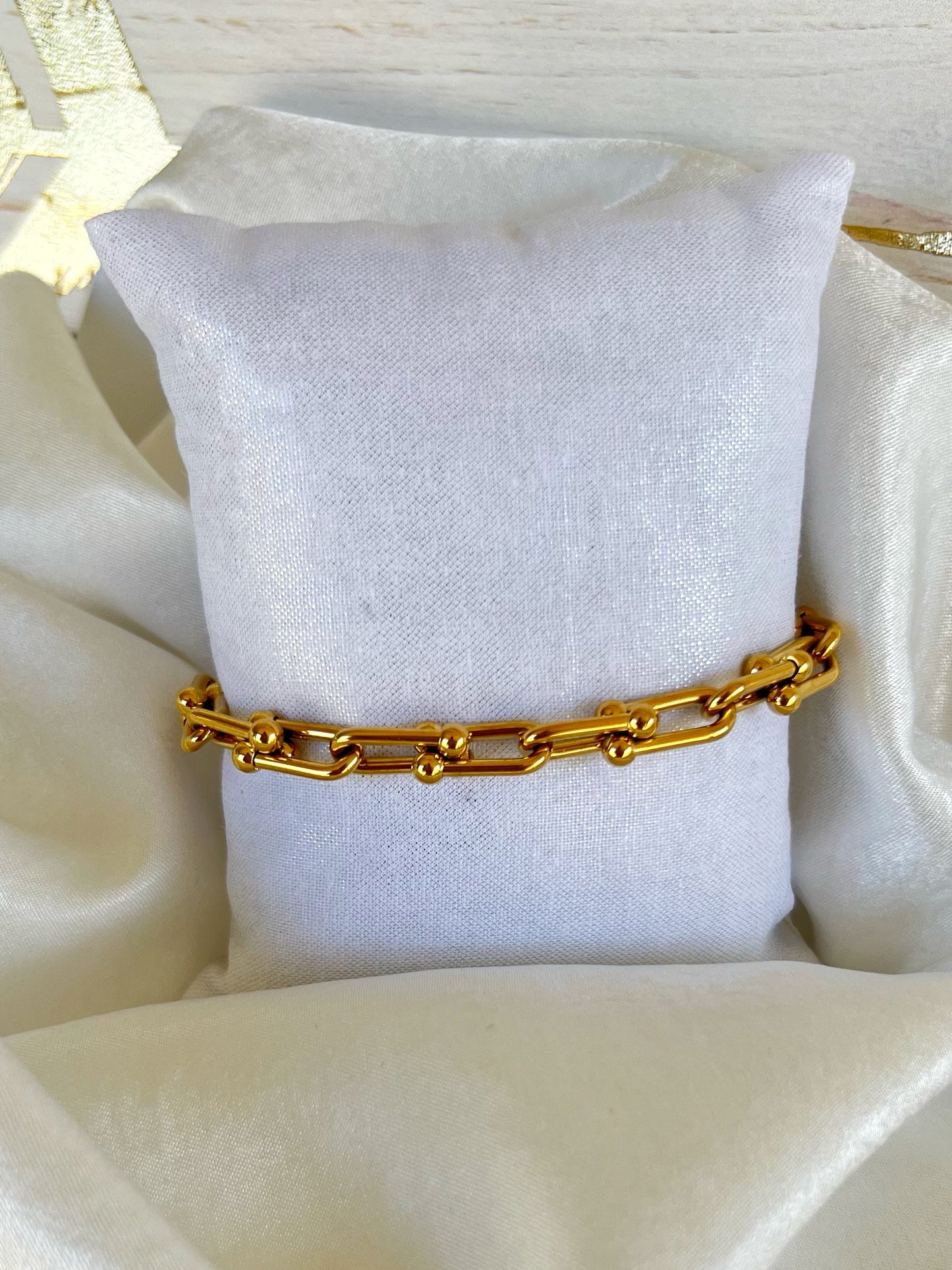 Yolanda, this bracelet is a symbol of elegance and refinement