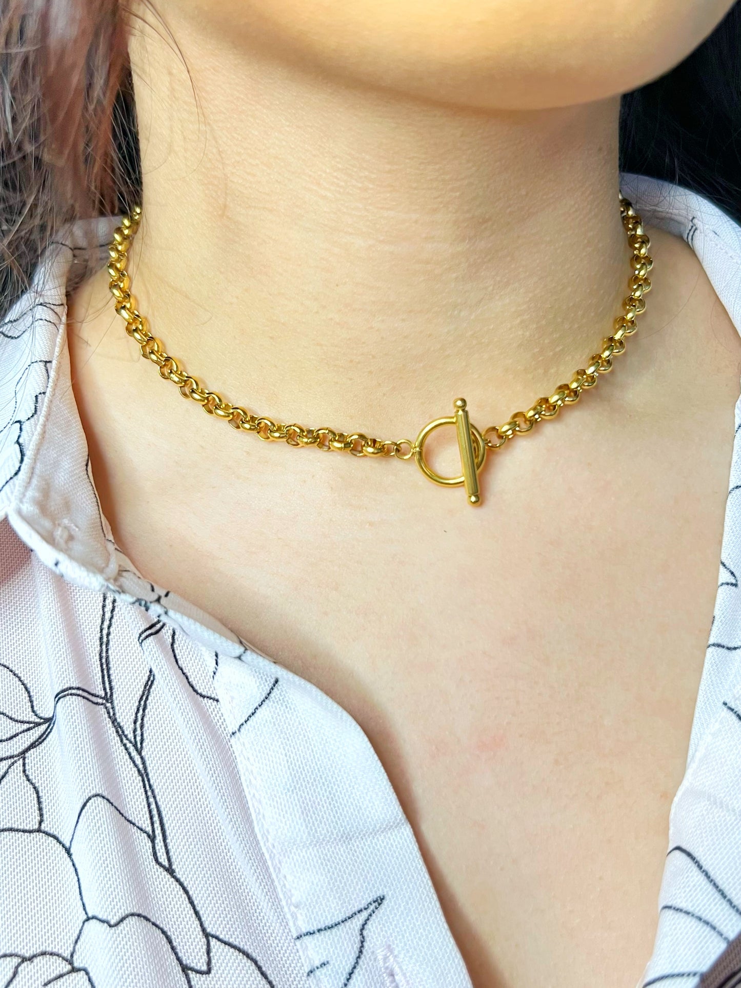 Victoria This choker necklace in gold plating features a minimalist yet elegant design that is perfect for you