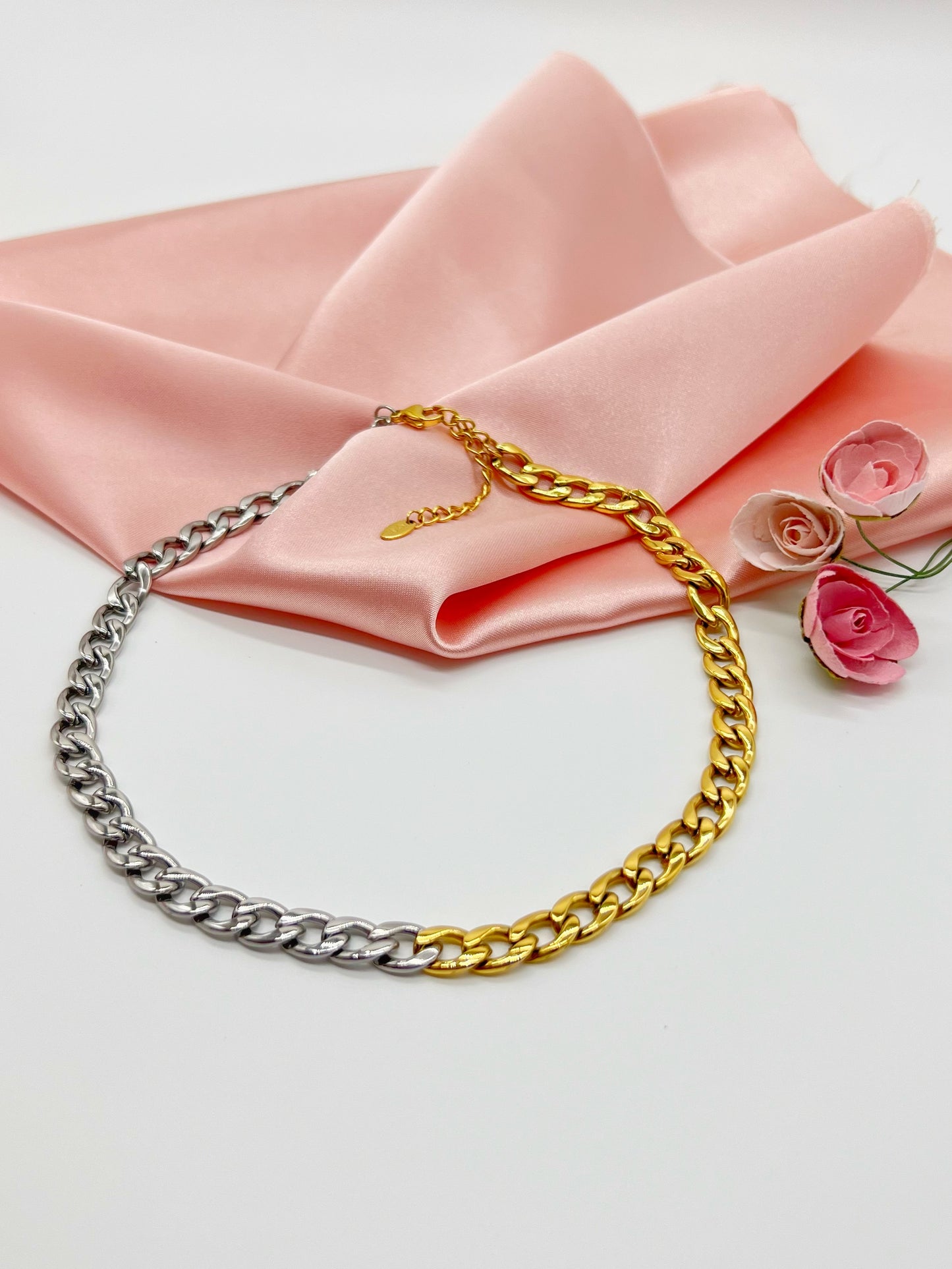Samanta this beautiful silver and gold necklace adds touch of glamour and class to any outfit.