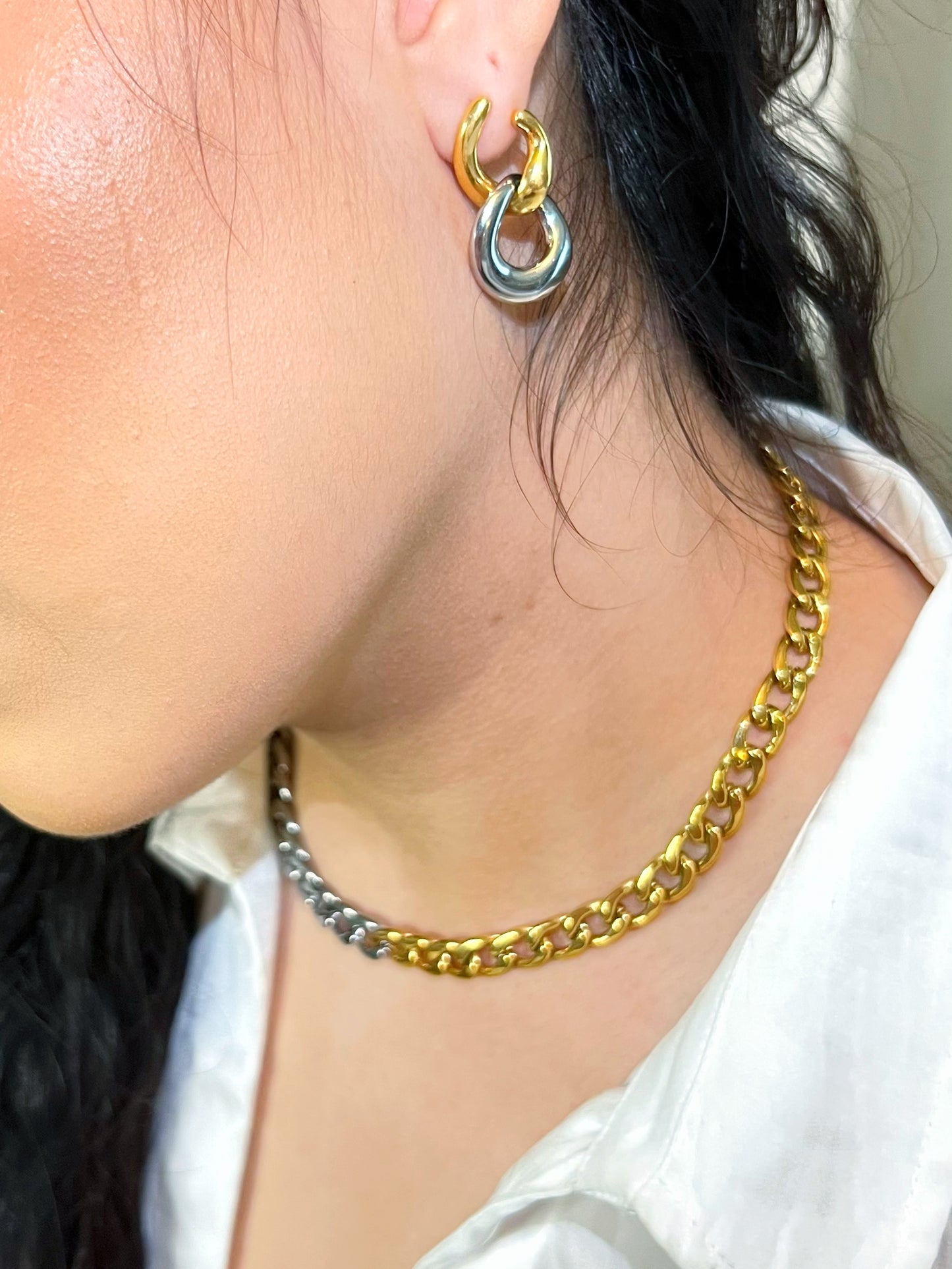 Samanta this beautiful silver and gold necklace adds touch of glamour and class to any outfit.