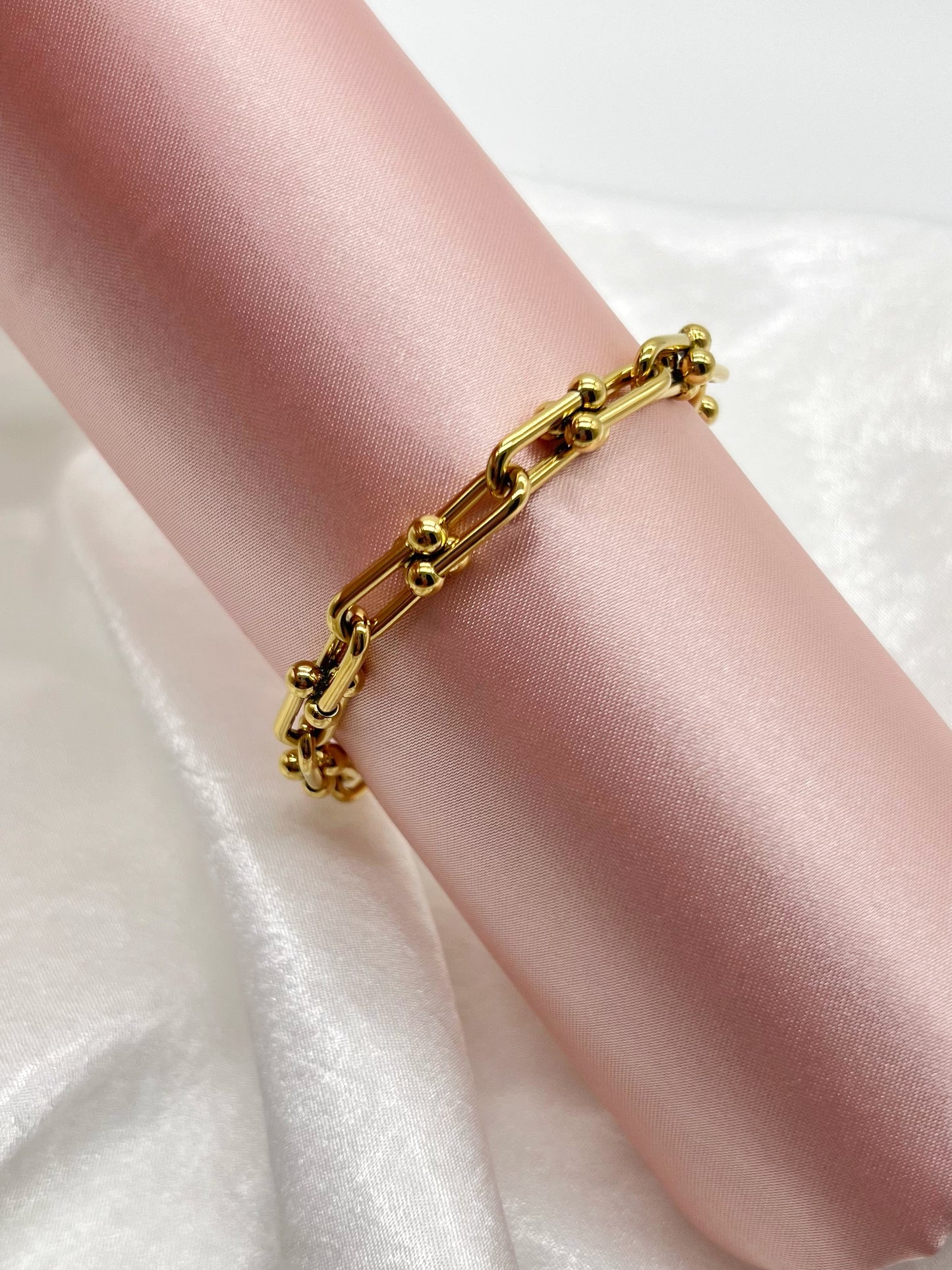 Yolanda, this bracelet is a symbol of elegance and refinement