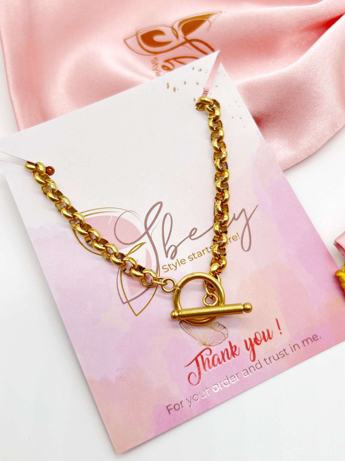 Victoria This choker necklace in gold plating features a minimalist yet elegant design that is perfect for you